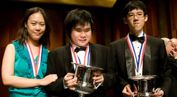 Ba người đoạt giải tại cuộc thi piano Van Cliburn lần thứ 13: Nobuyuki Tusujii (giữa), Haochen Zhang (phải), và Yeol Eum Son (trái)